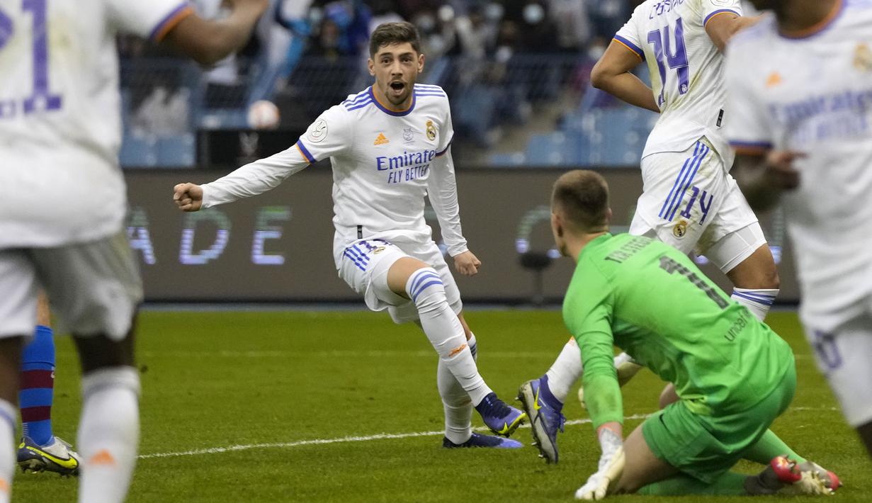 Real Madrid berhasil memetik kemenangan atas Barcelona di laga semifinal Piala Super Spanyol yang berlangsung di King Fahd International Stadium, Kamis (13/1/2022) dini hari WIB. Kejar-kejaran gol jadi sajian utama di laga yang bertajuk El Clasico tersebut. (AP/Hassan Ammar)