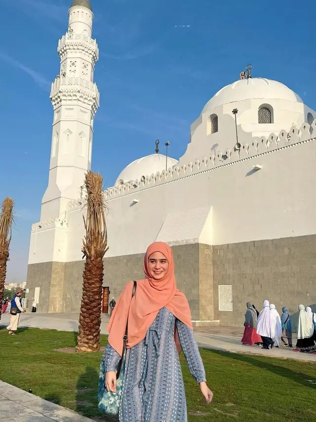 Tissa Biani Gunakan Hijab Berwarna Cerah Saat Umrah