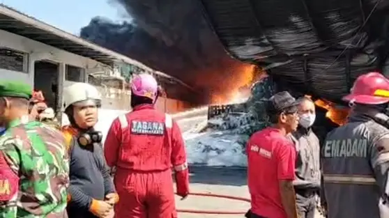Kebakaran Hebat di Pabrik Sandal PT Porto Karanganyar Diduga karena Korsleting