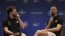 Kunjungan Cahill ke Jakarta merupakan bagian dari program global Chelsea "The Famous CFC Goes to Jakarta" bersama mitra hotel resminya, Ascott. Tampak dalam foto, mantan bek tim Liga Premier Inggris, Chelsea, Gary Cahill (kanan) saat menjawab pertanyaan pewarta di Hotel Ascott, Sudirman, Jakarta, Sabtu (29/11/2025) sore WIB. (Bola.com/Abdul Aziz)
