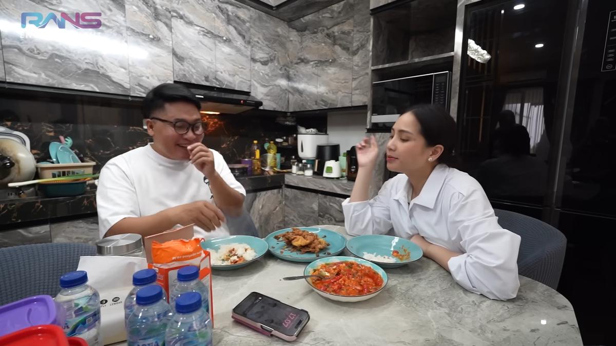 7 Potret Dapur Rumah Merry Asisten Raffi Ahmad, Konsep Open Space yang Elegan