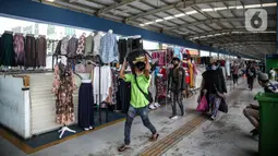 Suasana di Jembatan Penyeberangan Multiguna atau Skybridge Tanah Abang, Jakarta, Jumat (19/6/2020). Kendati pusat perbelanjaan telah dibuka sejak 15 Juli 2020, aktivitas jual beli di Skybridge Tanah Abang terpantau sepi. (Liputan6.com/Faizal Fanani)