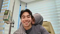 Vidi Aldiano dirawat intensif di salah satu rumah sakit akibat sel-sel kanker menyebar ke sejumlah titik. Salah satu foto memperlihatkannya dipeluk ibunda. (Foto: Dok. Instagram @vidialdiano)