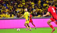Aksi striker naturalisasi Timnas Malaysia, Joao Figueiredo saat menghadapi Singapura dalam laga uji coba di Stadion Bukit Jalil, Kuala Lumpur (4/9/2025). (Instagram/joaovfigueiredo).