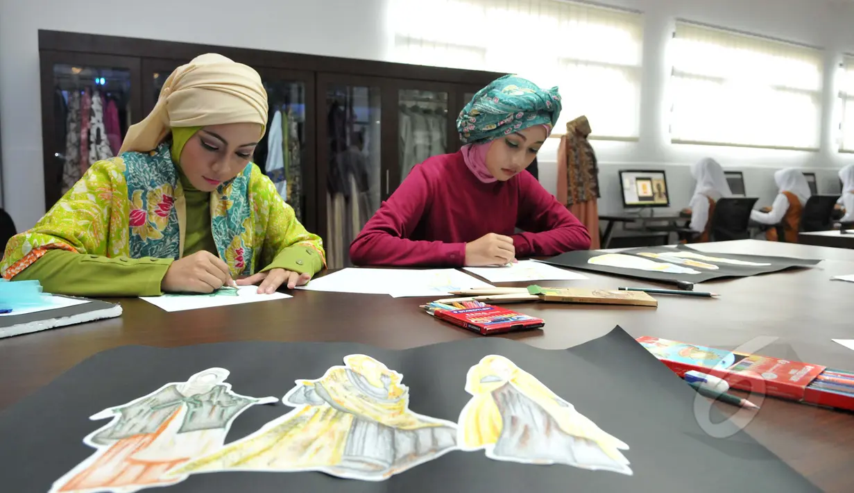 Dua pelajar SMK NU Banat, Kudus, Jawa Tengah, yang sedang membuat sketsa gaun muslim di sela-sela peresmian sekolah ini sebagai sekolah fashion, Rabu (11/3/2015). (Liputan6.com/Panji Diksana)
