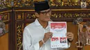 Calon Wakil Presiden nomor urut 02 Sandiaga Uno menunjukan surat suara sebelum mencoblosnya di TPS 002 Selong, Kebayoran Baru, Jakarta Selatan, Rabu (17/4). Sandiaga Uno menggunakan hak pilihnya dalam Pemilu 2019. (Liputan6.com/Johan Tallo)