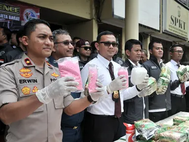 Kepala Satuan Reserse Narkoba Polres Metro Jakarta Barat AKBP Erick Frendriz (baju putih) beserta jajaran menunjukkan barang bukti saat menggelar rilis kasus narkoba di Mapolres Jakarta Barat, Senin (26/11). (Merdeka.com/Iqbal S. Nugroho)