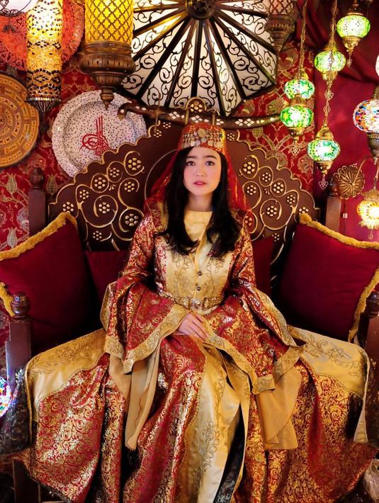 Selain wisata alam, religi, dan sejarah, berkunjung ke Turki bisa mencoba sensasi pemotretan dengan memakai busana khas negara tersebut. Tampil bak menjadi permaisuri sultan, gaya Febby Rastanty ini pun terlihat semakin anggun. (Liputan6.com/IG/@febbyrastanty)