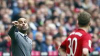 BANGGA - Pelatih Bayern Muenchen, Pep Guardola tetap bangga dengan semangat juang pasukannya meski harus menelan 0-1 dari Augsburg di laga pekan ke-32 Bundesliga Jerman (REUTERS/Michaela Rehle). 