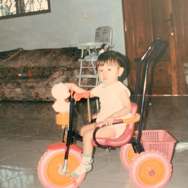 Blasteran Tionghoa – Indonesia, Ini 6 Potret Lawas Masa Kecil Larissa Chou