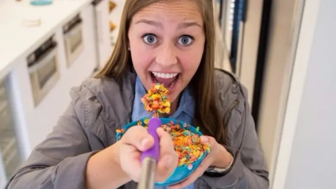 Selain Tongkat Narsis Kini Juga Ada Sendok Narsis Loh!