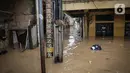 Tinggi air banjir terlihat di kawasan Rawajati, Kalibata, Jakarta, Senin (10/10/2022). Tingginya curah hujan di kawasan Bogor mengakibatkan ratusan rumah di enam RT Kelurahan Rawajati terendam banjir dengan ketinggian mencapai dua meter. (Liputan6.com/Faizal Fanani)