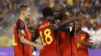 Para pemain Belgia merayakan gol yang dicetak oleh Romelu Lukaku ke gawang Azerbaijan pada laga kualifikasi Euro 2024 di Stadion King Baudouin, Senin (20/11/2023). Tambahan tiga gol membuat Lukaku finis sebagai top skor kualifikasi Euro 2024. Striker yang kini memperkuat AS Roma tersebut mengoleksi 14 gol. (AP Photo/Geert Vanden Wijngaert)