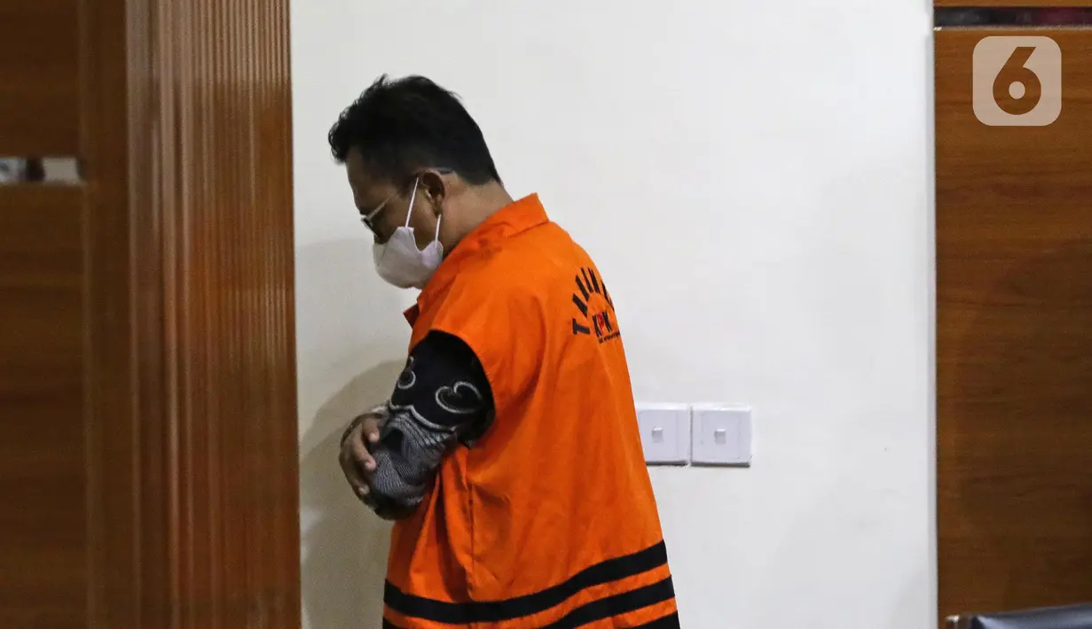 Wakil Ketua DPRD Tulungagung, Adib Makarim usai dihadirkan saat rilis penahanan di Gedung KPK, Jakarta, Rabu (3/8/2022). KPK resmi menahan Adib Makarim terkait dugaan suap dan gratifikasi terkait pembahasan, pembahasan, pengesahan dan pelaksanaan APBD dan APBD-P Kabupaten Tulungagung tahun 2014-2019. (Liputan6.com/Helmi Fithriansyah)