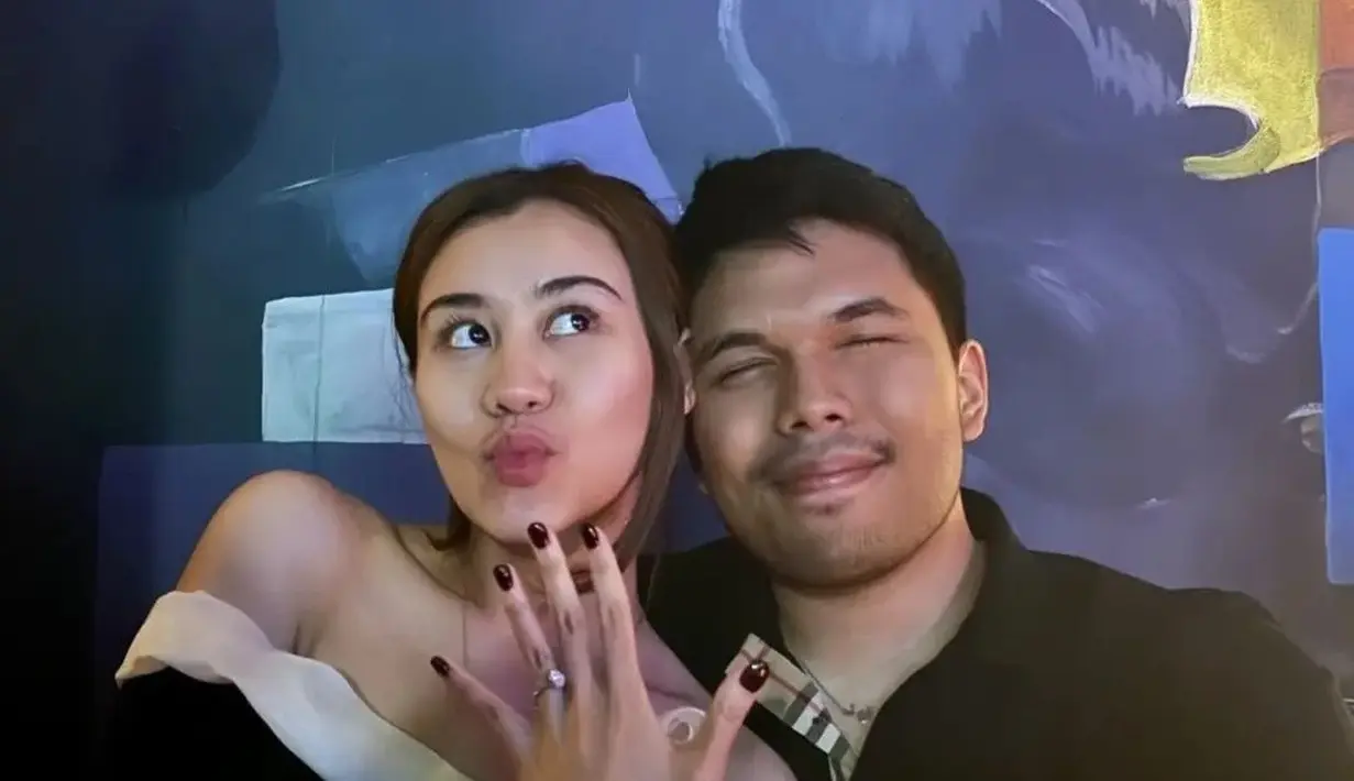 Ini dia potret pasangan yang sudah bersama kurang dari setahun. Aaliyah pamer cincin pemberian Thariq. (Liputan6.com/IG/@aalthor.vibes)
