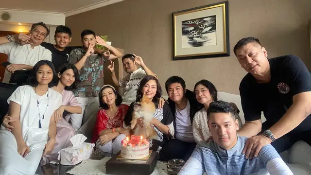 Donny Kesuma Meninggal Dunia, Ini 6 Potret Kenangannya Bersama Keluarga
