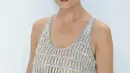 Katie Holmes berpose saat menghadiri CFDA Fashion Awards di Cipriani South Street  di New York pada Senin, 7 November 2022. Dia menata rambutnya disisir ke belakang dalam sanggul chic dengan sapuan lipstik merah anggur yang menghiasi kulitnya. (Kambouris/Getty Images/AFP)