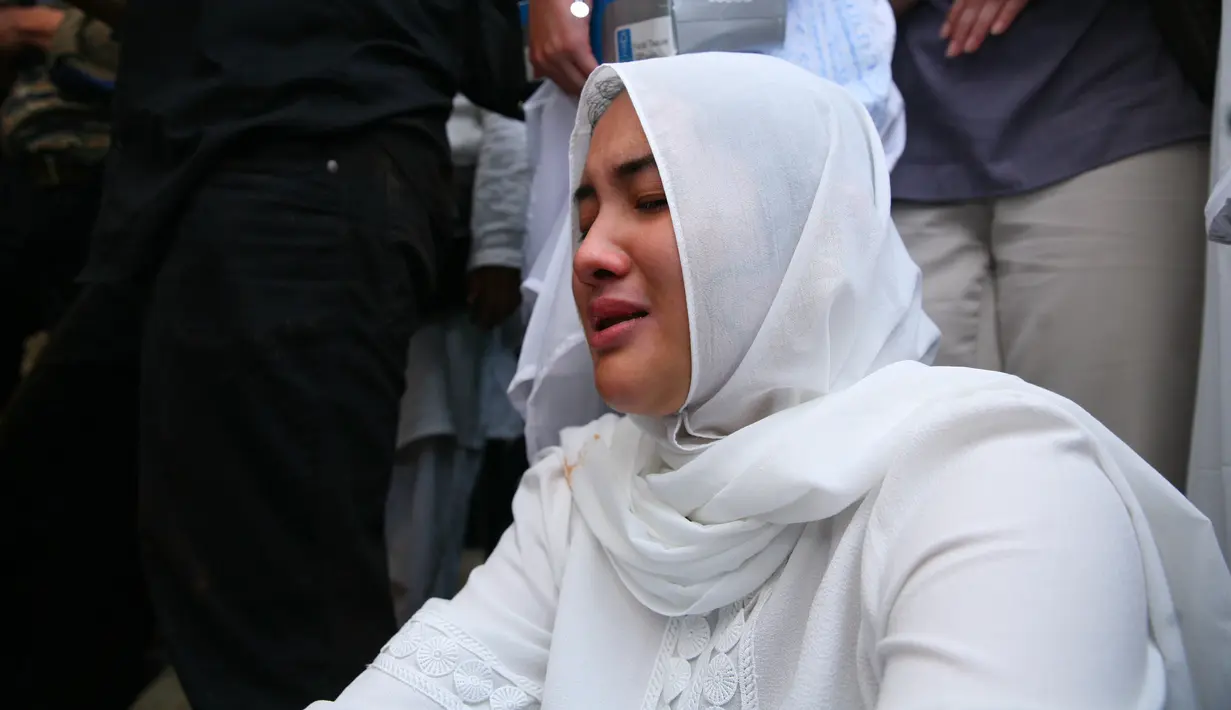 Pemilik nama asli Raden Mas Haryo Heroe Syswanto Ns Soerio Soebagio atau lebih dikenal dengan Sys NS meninggalkan seorang istri, Shanty dan tiga orang anak Syanindita, Sabdayagra Ahessa, dan Sadhenna Sayanda. (Nurwahyunan/Bintang.com)