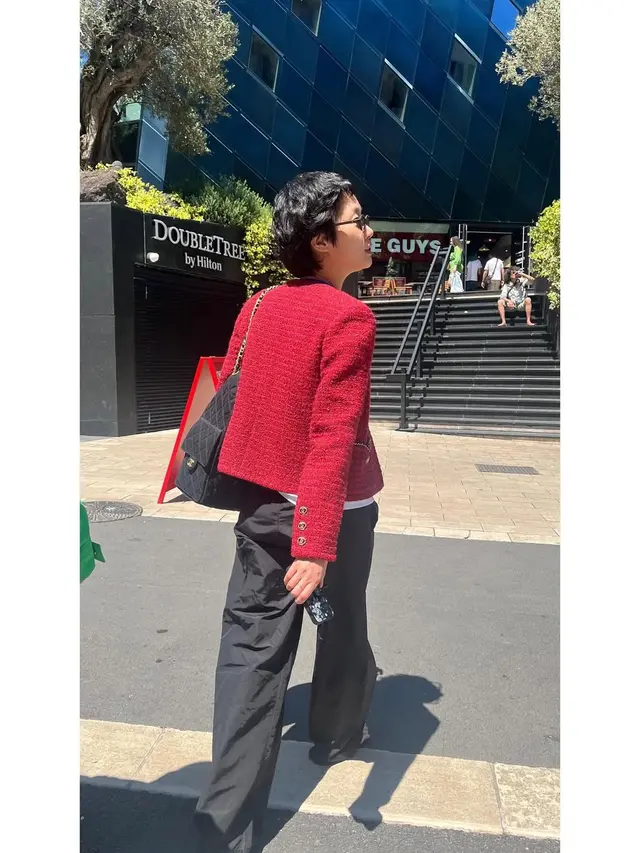 Gaya Rebel Stylish Kim Go Eun Jadi Human Chanel Keliling Italia, Tak Ragu Pamer Wajah Polos Tanpa Makeup