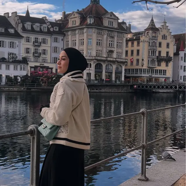 Potret Nina Zatulini Liburan di Swiss (credit: https://www.instagram.com/ninazatulini22/)