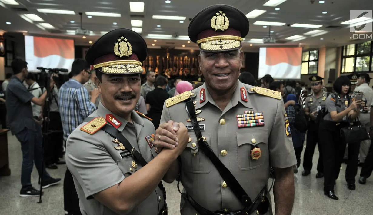 Kapolda Sumatera Utara yang baru, Brigjen Pol Agus Andrianto melakukan salam komando dengan Irjen Pol Paulus Waterpauw seusai pelantikan Kadiv Propam Polri dan enam kapolda di Rupatama Mabes Polri, Senin (20/8). (Merdeka.com/Iqbal S. Nugroho)