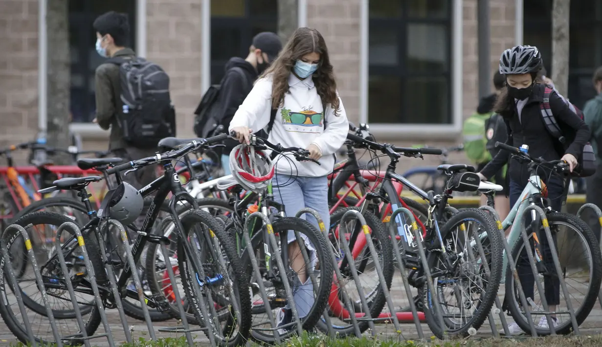 Para siswa yang mengenakan masker terlihat di sebuah sekolah di Vancouver, British Columbia, Kanada, 21 September 2020. Paparan COVID-19 telah dilaporkan di sedikitnya 20 sekolah di British Columbia sejak para siswa kembali belajar di sekolah dua pekan lalu. (Xinhua/Liang Sen)