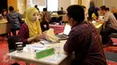 Seorang customer service saat melayani bakal calon kepala daerah di Jakarta, Jumat (24/7/2015). KPK membuka loket penerimaan laporan harta kekayaan penyelenggara negara (LHKPN) sejak 22 Juli hingga 7 Agustus mendatang. (Liputan6.com/Yoppy Renato)