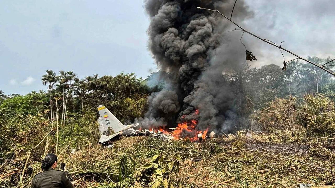 FOTO: Pesawat Hercules Jatuh Sesaat Lepas Landas Puluhan Orang Tewas
