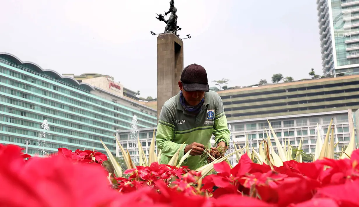 Petugas membersihkan kolam Patung Selamat Datang di kawasan Bundaran HI, Jakarta, Kamis (23/8). Pembersihan dilakukan dalam rangka perawatan rutin guna menjaga keindahan estetika kota. (Liputan6.com/Immanuel Antonius)