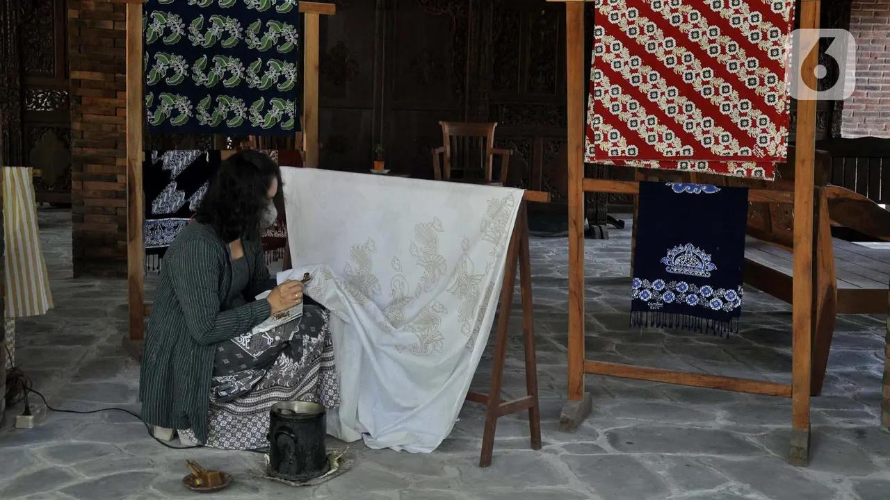 Melihat Pembuatan Batik Tulis Borobudur yang Mendunia