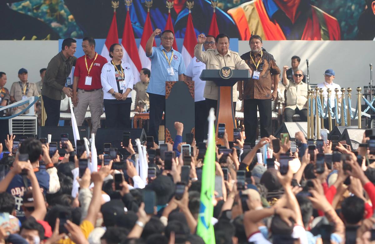 FOTO: Aksi Prabowo Lepas Baju  dan Membagikannya di Hadapan Buruh pada May Day 2026 di Monas