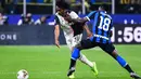 Pemain bertahan Inter Milan, Kwadwo Asamoah berebut bola dengan gelandang Juventus, Juan Cuadrado dalam lanjutan kompetisi Serie A 2019-2020 di Stadion Giuseppe Meazza, Minggu (6/10/2019). Juventus memenangi duel bertajuk Derby d'Italia dengan keunggulan 2-1 atas Inter. (Alberto PIZZOLI / AFP)