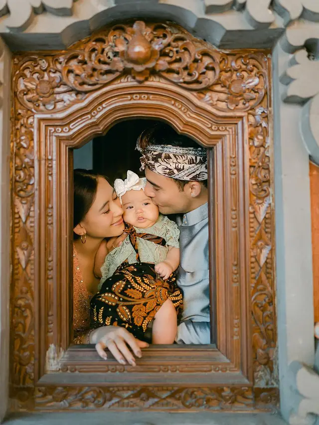 7 Pemotretan Keluarga Laura Theux dan Indra Brotolaras yang Kental Budaya Bali