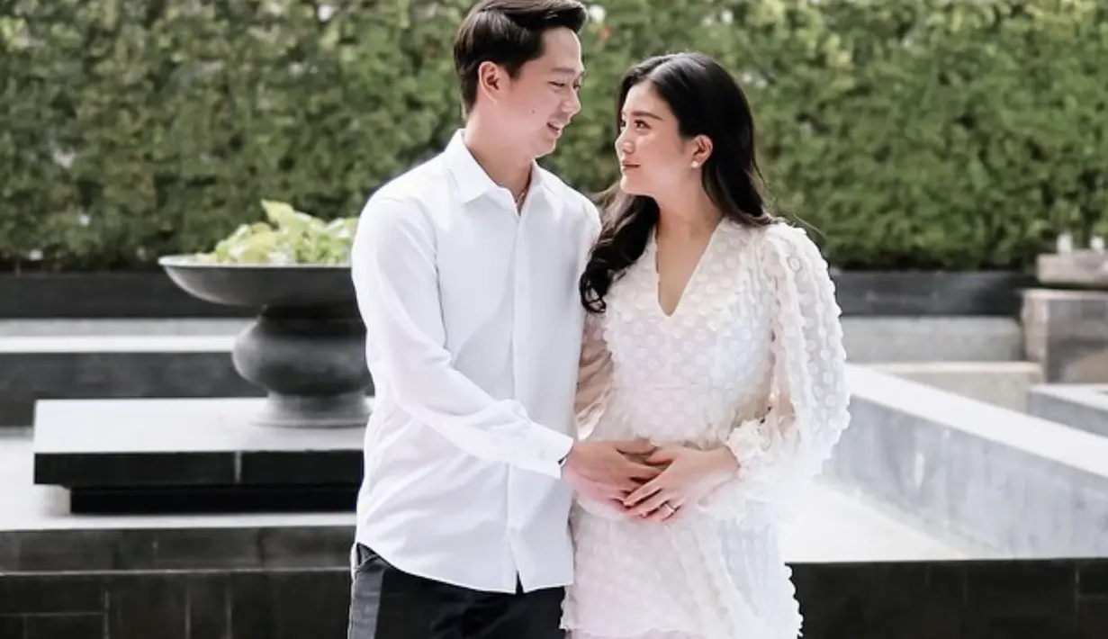 Ia juga terlihat anggun dengan dress putih yang terlihat begitu fresh. [Foto: Instagram/ @Valencia Tanoesoedibjo]