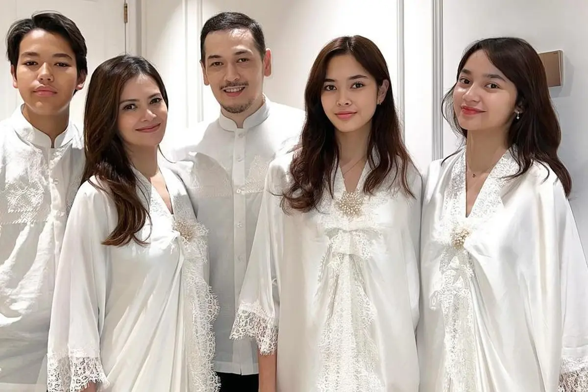 Gaya Lebaran keluarga alumni Gadis Sampul 90an