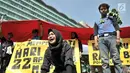 Komunitas Mahasiswa Pecinta Alam (Mapala) se-Jabodetabeka menggelar aksi teatrikan penebangan pohon saat memperingati Hari Bumi di CFD Bundaran HI, Jakarta, Minggu (21/4). Aksi ini untuk memperingati Hari Bumi yang jatuh pada 22 April. (merdeka.com/Iqbal Nugroho)