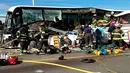 Petugas mengevakusi korban kecelakaan antara bus carter mahasiswa dengan kendaraan wisata amfibi di sebuah jembatan di Seattle, AS, Kamis (25/9). Kecelakaan itu menewaskan satu WNI bernama Privando Eduardus Putradanto. (REUTERS/Seattle Fire Department)