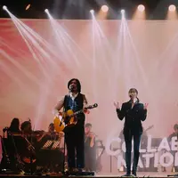 Silaturahmi menjadi hal yang dirindukan banyak orang. Bagaimana tidak, pandemi yang hampir tiga tahun melanda dunia pun membuat banyak orang merasa tertekan. Untuk merayakan kembalinya momen silaturahmi, IM3 pun menghadirkan Collabonation Konser Silaturahmi Ramadan.
Konser kolaborasi yang ditayangkan secara online dan dirilis pada 24 Maret 2022 di YouTube IM3 ini juga sebagai lanjutan, sekaligus puncak dari kampanye Ramadan #KembaliSilaturahmi.
Konser kolaborasi ini akan memberikan suguhan unik dan menarik, selain mempertemukan banyak musisi dengan karakter musik yang berbeda, konser ini juga melibatkan tiga sutradara yang masing-masing menuangkan konsepnya untuk menceritakan perjalanan tiga cerita silaturahmi.
Sebelum menonton siaran lengkapnya, berikut adalah potret keseruan Collabonation Konser Silaturahmi Ramadan.
 
Isyana Sarasvati, Hindia, Bilal Indrajaya, Fiersa Besari, Idgitaf, Kunto Aji, Sal Priadi, Wake Up, Iris !, Ari Lesmana (Fourtwnty), dan Reza Chandika adalah deretan bintang muda yang tampil di Collabonation Konser Silaturahmi Ramadan.
Lewat kolaborasi para musisi ini, IM3 ingin selalu menghadirkan berbagai karya bermakna yang terinspirasi dari cerita Ramadan masyarakat Indonesia.
Sutradara hebat tanah air yaitu Anton Ismael, Gianni Fajri, dan Surya Penny pun ikut berkolabrasi menghadirkan kisah perjalanan silaturahmi di konser ini.
Konser ini juga sebagai langkah nyata IM3 menghadirkan pengalaman baru bagi para pecinta musik.
Kunto Aji mengatakan konser ini membuatnya bernostalgia mengingat energi yang sudah lama tak dirasakan.
Di konser ini, Anda pun bisa menyaksikan penampilan Isyana Sarasvati, Hindia, dan Bilal Indrajaya dalam lagu Alunan Temu yang menjadi bagian dari kampanye Ramadan IM3.
 