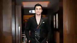 Erdin Werdrayana tampil gagah dalam balutan setelan jas. Selama proses syuting, Erdin mengaku mengalami beberapa kejadian aneh yang menambah kesan misterius. Salah satu adalah saat angin puting beliung menerpa lokasi syuting di Cirebon. Kejadian tersebut membuat suasana syuting semakin intens, dan Erdin merasa terlibat lebih dalam dengan karakternya. (Liputan6.com/IG/@erdin.werdrayana)