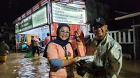 Terabas Banjir, Mak Ganjar Door to Door Bagikan Bantuan ke Warga Terdampak Banjir di Sulsel.