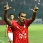 Penyerang Persija, Bruno Da Silva Lopes menyapa suporter usai memenangi laga melawan Arema FC dilanjutan Liga 1 Indonesia di Stadion Patriot Candrabhaga, Bekasi, Jumat (2/6). Persija unggul 2-0 atas Arema FC. (Liputan6.com/Helmi Fithriansyah)