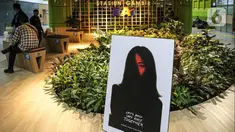 Foto terkait kampanye Hari Anti Kekerasan Terhadap Perempuan dipamerkan di Hall Stasiun Gambir, Jakarta, Jumat (9/12/2022). Sebanyak 16 karya foto dipamerkan di Hall Stasiun Gambir untuk memperingati Hari Anti Kekerasan Terhadap Perempuan. (Liputan6.com/Faizal Fanani)