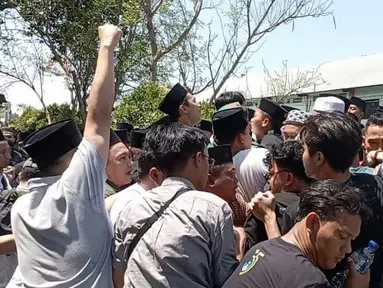 Sejumlah orang memaksa masuk ke ruang sidang pleno Muktamar ke-35 NU yang digelar di Ponpes Bahrul Ulum, Tambakberas, Jombang. (Liputan6.com/ Ahmad Apriyono)