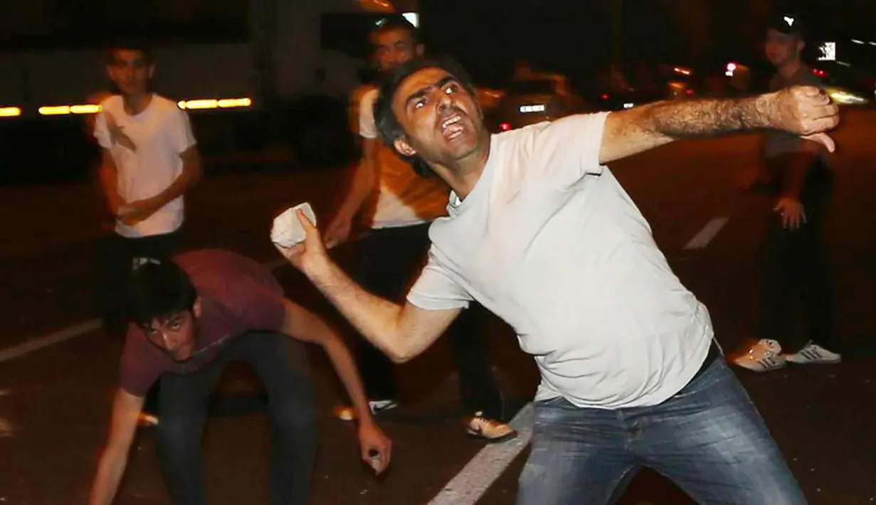 Warga Turki melakukan aksi protes ke Kedubes Israel di Ankara, Turki, Jumat (18/7/2014) (AFP PHOTO/ADEM ALTAN)