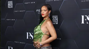 Rihanna berpose saat perayaan produk kecantikannya Fenty Beauty dan Fenty Skin di Goya Studios, Los Angeles, California, Amerika Serikat, 11 Februari 2022. Rihanna diketahui tengah hamil anak pertama dengan kekasihnya, A$AP Rocky. (Mike Coppola/Getty Images/AFP)