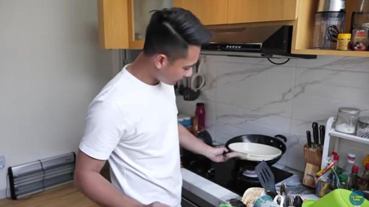 9 Potret Dapur Rumah Eza Gionino yang Mewah, Padukan Unsur Klasik dan Modern