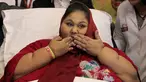 Wanita asal Mesir, Eman Ahmed Abd El Aty menyapa hadirin saat konferensi pers di Rumah Sakit Burjeel di Abu Dhabi (24/7). Aty dianggap sebagai wanita terberat di dunia yang dilaporkan meninggal dunia di Uni Emirat Arab. (AFP Photo/Saeed Bashar)
