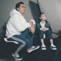 Gitaris Enda Ungu menunggu itikad baik pemilik salah satu akun instagram yang menulis dalam kolom komentar putrinya, Zara Leola. Enda berniat melaporkan pemilik akun tersebut ke polisi. (instagram/mr_enda_ungu)