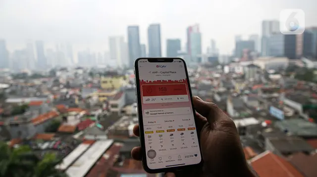 DKI Jakarta terpantau memiliki kualitas udara terburuk di dunia versi situs pemantau polusi udara IQAir. (Liputan6.com/Faizal Fanani)