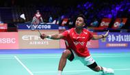 Tunggal putra Indonesia Alwi Farhan mengalahkan pemain Aljazair Mohamed Abderrahime Belarbi 21-8 dan 21-7 pada partai kedua laga Grup Grup D Piala Thomas 2026 di Forum Horsens, Denmark, Sabtu (25/5) dini hari. (foto: PBSI)